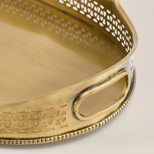 Plateau de service en laiton de luxe d'inspiration vintage avec finition métallique dorée, bordure perforée décorative et plateau ovale spacieux - Product Image 6