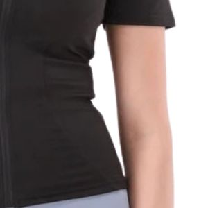 . Haut court noir ajusté à col montant et fermeture éclair sur le devant pour femme – T-shirt décontracté à col haut et coupe slim, style minimaliste - Product Image 3