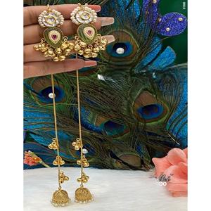 Pendientes de tuerca con acabado dorado de la mejor calidad y aspecto de piedra Kundan, glamurosos, para mujeres y niñas, colección para fiestas y eventos nocturnos. - Product Image 1