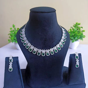Ensemble de bijoux de luxe classique plaqué argent avec strass verts, collier et boucles d'oreilles, pour mariées, mariages, fêtes et tenues de soirée - Product Image 1