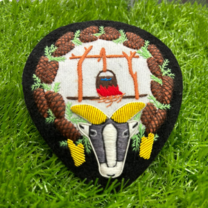 Patch brodé main personnalisable style classique, motif pomme de pin et crâne de taureau en fil d'or, à coudre sur les vêtements et les chapeaux - Product Image 3