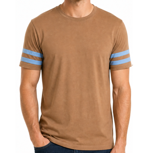 Camiseta Personalizada para Hombre con Rayas en las Mangas, Cuello Redondo, Color Marrón Claro, Azul Cielo, Doble Raya, Manga Corta, Informal - Product Image 1