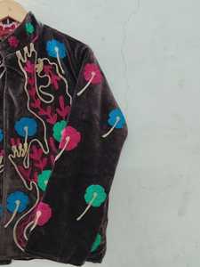 Chaqueta de terciopelo bordada a mano con apariencia bohemia contemporánea, estilo suzani, multicolor, con motivos florales, arte folclórico indio, abrigo tipo blazer de invierno. - Product Image 5