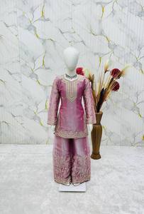 ชุดสาหรี่กะมีซปักลายผ้าไหมสีม่วงสำหรับเด็กผู้หญิงจาก NiMa Creations แบบดั้งเดิม ความยาวระดับเข่า แห้งเร็ว เหมาะสำหรับงานแต่งงาน สไตล์อินเดีย ปากีสถาน ทรงปกติ - Product Image 4