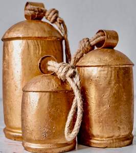 ROSHAN ARTISANAT – Ensemble de 3 clochettes en métal au design moderne, harmonieuses, pour arbre de Noël, écologiques, faites à la main, décoration rustique pour la maison - Product Image 1