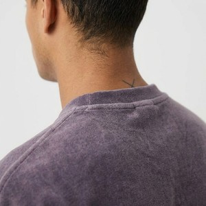 Ensemble t-shirt et short en coton éponge violet délavé pour homme, style streetwear décontracté premium, tenue de détente estivale - Product Image 4