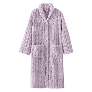 Peignoir en coton axé sur le confort avec logo brodé, conçu pour la relaxation, l'hôtellerie et le bien-être - Product Image 1