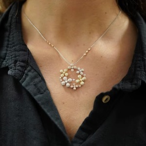 Pendentif fleur avec diamant rond taille brillant micro-pavé en alliage de moissanite + argent 925, cadeau romantique unisexe - Product Image 2