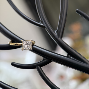 Anillo de Compromiso de Oro Amarillo de 14K con Diamante Cultivado en Laboratorio de Corte Princesa de 1.50 Quilates, Certificado IGI, Anillo Solitario Clásico - Product Image 1