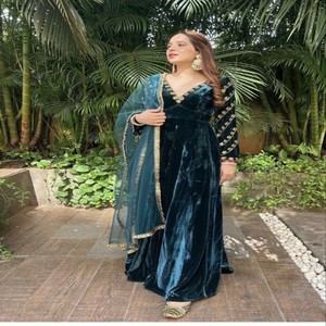 Vestido de Fiesta VASTRA COTTAGE de Diseño, Terciopelo Pesado Bordado con Dupatta de Tela Suave, Vestido de Novia para Mujer - Product Image 1
