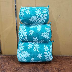 Ensemble de trois trousses à maquillage en tissu coton matelassé, imprimées à motifs, avec fermeture éclair, cadeau pour elle, trousses de toilette et cosmétiques faites à la main - Product Image 1