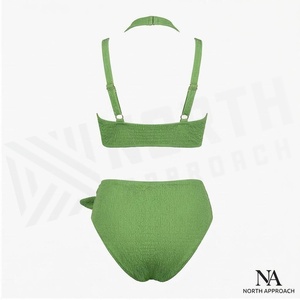 Conjunto de bikini de dos piezas con tiras verdes y aros de perlas, top halter y braga de cintura alta con lazo lateral. - Product Image 2
