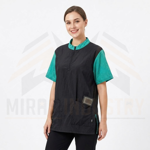 Blouse de travail unisexe noire et verte en polyester imperméable avec détection d'aiguilles pour usage professionnel (coiffeur) - Product Image 5