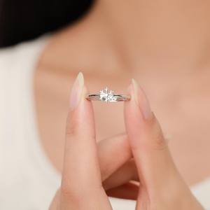 Anillo Pequeño de Copo de Nieve en Plata de Ley, Diseño Minimalista Invernal, Talla Ajustable, Anillo Festivo de Nieve - Product Image 5