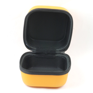 Estuche para Reloj Amarillo con Interior Negro y Cierre de Cremallera, Estuche de EVA - Product Image 3