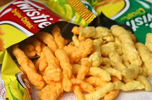 Snack di Grano Semi-Morbido Salato Twisties, Confezione da 60g, Durata 12 Mesi, Gusto Pollo - Product Image 3