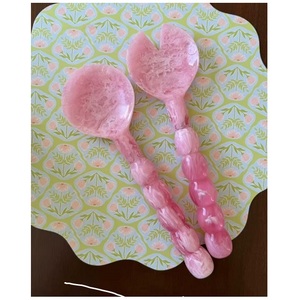 Juego de cucharas de resina de alta demanda para servir ensaladas, utensilios de cocina para el hogar y hoteles, servidor de ensalada de resina con remolinos en rosa y blanco, cubertería. - Product Image 1
