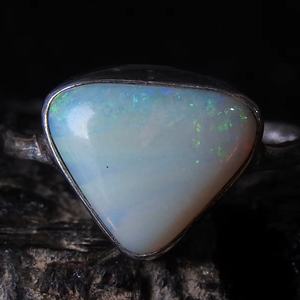 Bague en opale solide australienne sertie en bélière - Argent - Pierre de naissance d'octobre - Taille US 5 - Cadeau de mariage fait à la main pour elle - Product Image 1