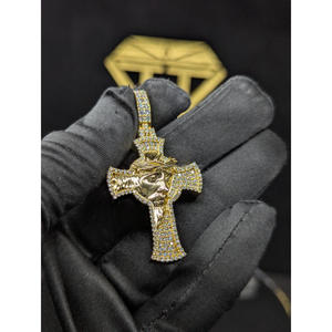 Pendentif visage de Jésus luxueux serti de diamants VVS cultivés en laboratoire, en argent sterling 925 plaqué or, par Trisha Jewels - Product Image 5