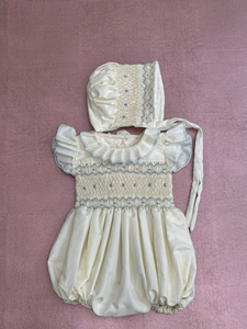 Vestido de lino suave hecho a mano para niñas pequeñas, estilo informal para el primer cumpleaños de niños pequeños, OEM hecho en Vietnam - Product Image 1