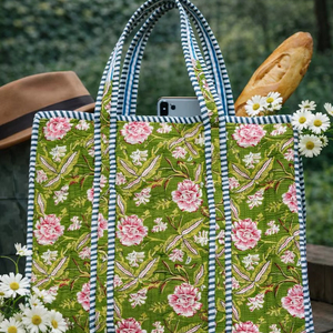 Sac fourre-tout élégant pour femme, grand format, imprimé floral bleu, matelassé, fermeture ouverte, en coton indien, lavable, pour le shopping quotidien et les voyages - Product Image 1