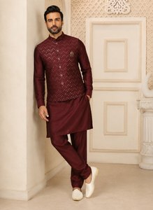 Ensemble Kurta et Pantalon en Soie Romaine Bordeaux pour Hommes avec Koti Brodé de Paillettes – Vente en Gros - Product Image 4
