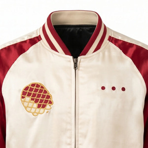 Vestes bomber Sukajan de luxe personnalisées pour hommes, en satin doré, avec broderie de vagues de carpes koï, style streetwear japonais en soie - Product Image 5