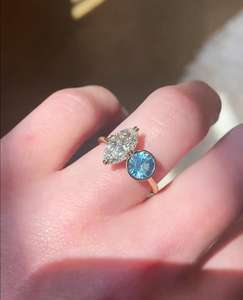 แหวนเพชรทรงมาร์คีส์ 1.51 กะรัต และเพชรทรงกลมสีน้ำเงิน 1.01 กะรัต แบบ Toi Moi สำหรับผู้หญิง ทองคำแท้ 10K ของขวัญสุดพิเศษสำหรับเธอ - Product Image 3