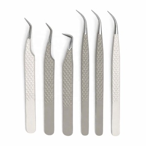 แหนบดัดขนตาสีเทาและขาว รุ่น Diamond Grip 90 45 องศา โค้งงอ แยกขนตาได้ดี ผลิตจากสแตนเลสสตีลปลายแหลม พร้อมปลายไฟเบอร์ - Product Image 1