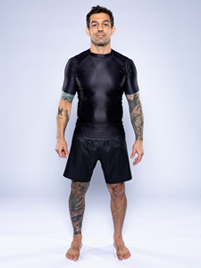เสื้อรัดกล้ามเนื้อแขนสั้นแบบเรียบสำหรับ MMA และ BJJ - Product Image 1