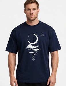 Oneten Apparel T-shirt à manches courtes et col rond pour homme, bleu marine, imprimé Moon Swing Clouds - Product Image 1