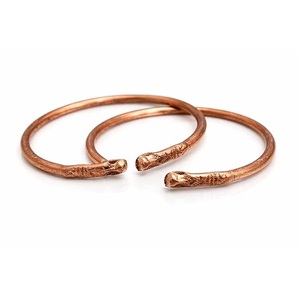 Bracelet jonc ouvert en or rose poli miroir, minimaliste, en métal tubulaire massif, pour femme - Product Image 6
