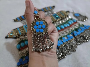 Parures de bijoux afghans traditionnels avec collier ras-du-cou en pièces d'argent vintage et boucles d'oreilles tribales assorties - Product Image 2