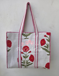 Bolso Tote de Algodón Acolchado con Estampado Floral Indio Hecho a Mano de Alta Calidad, con Motivo de Amapola Roja, Cierre Abierto y Ribete a Rayas - Product Image 4