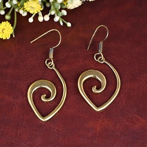 Boucles d'oreilles en laiton plaqué or, forme irrégulière, style antique, bijoux artisanaux en métal poli - Product Image 6