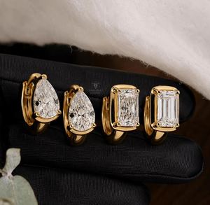 Pendientes de Aro Minimalistas SHREERAJ SOLITAIRE de Oro de 14K con Diamante de Laboratorio Corte Esmeralda Radiante en Forma de Pera, Chapados en Rodio, Certificados por IGI - Product Image 1