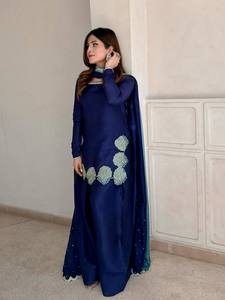Conjunto de Salwar Kameez de Seda Crepé Azul Natural Pakistaní de Moda, con Dupatta, Diseño Moderno para Fiestas y Eventos - Product Image 2