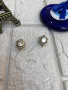 ต่างหูแบบติดหูรูปดอกไม้ชุบทองคำจาก Amaira Jewels ประดับเพชรแบบ Bezel Setting สำหรับผู้หญิง เครื่องประดับหรูหราสำหรับใส่ทุกวัน จากราชสถาน - Product Image 3