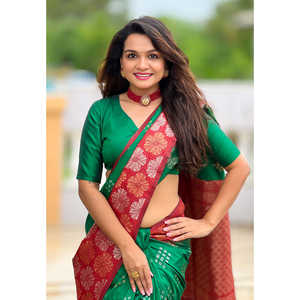 Sari de Seda Suave Verde y Rojo con Bordado Floral y Zari, Diseño Tradicional - Product Image 2