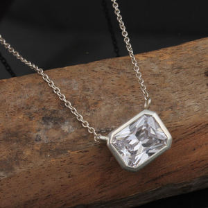 Collar con Colgante Solitario de Circonia Cúbica con Corte Esmeralda, Plata de Ley 925, Diseño Rectangular Elegante y Clásico - Product Image 4