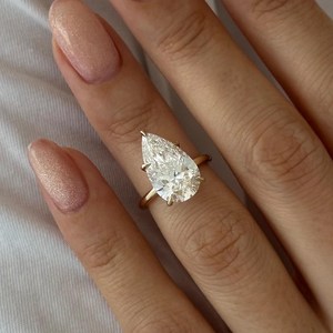 Bague solitaire en diamant de laboratoire de 5 carats, taille poire, E VS1, or 14 carats, certifiée IGI - Product Image 6