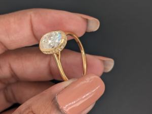 แหวนหมั้นเพชรโมอิสซาไนต์ทรงคุชชั่น 2 กะรัต ประดับด้วยเพชรแบบซ่อนรอบตัวเรือน แหวนแต่งงานแบบฝังเพชรขอบทองคำ 14K แท้ สำหรับผู้หญิง - Product Image 5