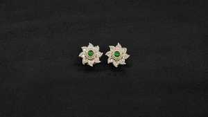 Pendientes Kundan 12506, Pendientes de Novia Florales de Latón con Centro Ovalado, Corte Brillante Redondo, Joyería Étnica Hecha a Mano para Bodas y Fiestas - Product Image 3