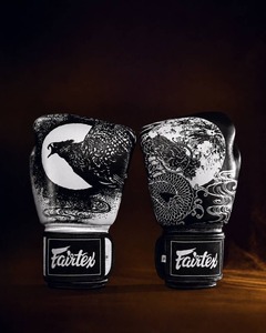 นวมชกมวย Fairtex ระดับพรีเมียม สีสั่งทำพิเศษ อุปกรณ์ฝึกซ้อมสำหรับนักมวยมืออาชีพ พร้อมแผ่นรองรับที่สมดุลและสวมใส่สบาย - Product Image 3