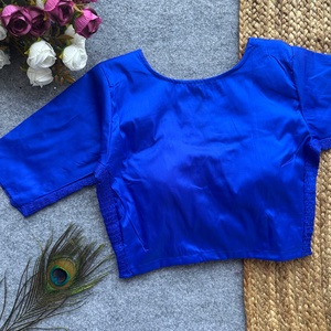 Blusa formal de verano con frente abierto y un cuello en forma de V con diseño único. La blusa tiene un estilo con elástico lateral y una altura de 15.5 pulgadas. - Product Image 2