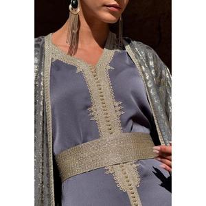 Conjunto de dos piezas: Caftanes grises sin mangas con cuello en V, cierre frontal hecho a mano y bordados artesanales en el cuello. - Product Image 4