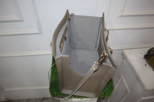 Bolsa de Transporte para Perros a la Moda – Bolso de Viaje para Perros de Cuero Resistente con Asas Cómodas - Product Image 5