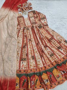 TENNECY Nouveau Ensemble Robe-Dupatta en soie chinon prête-à-porter, imprimée numériquement, avec broderies de fil doré et décorations de miroirs originales, pour tenue de soirée - Product Image 5