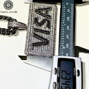 จี้วีซ่าประดับมอสซาไนต์เงินแท้ 925 จาก Charm Jewells ชุบโรเดียม ฝังเพชรแบบไมโคร สำหรับผู้ชาย สไตล์ฮิปฮอป เหมาะสำหรับใส่ทุกวัน - Product Image 3