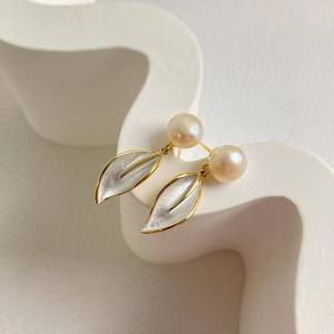 Boucles d'oreilles en perles d'eau douce de haute qualité, feuille d'arbre, élégantes, polyvalentes, niche, haut de gamme, polyvalentes, élégantes, tempérament - Product Image 1